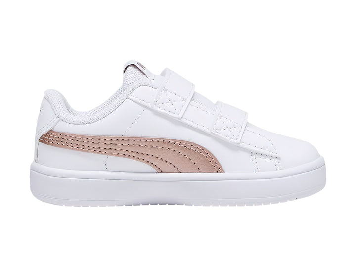 Tenis PUMA Rickie Classic V color blanco con franja lateral en oro rosa y cierre de velcro para niños.