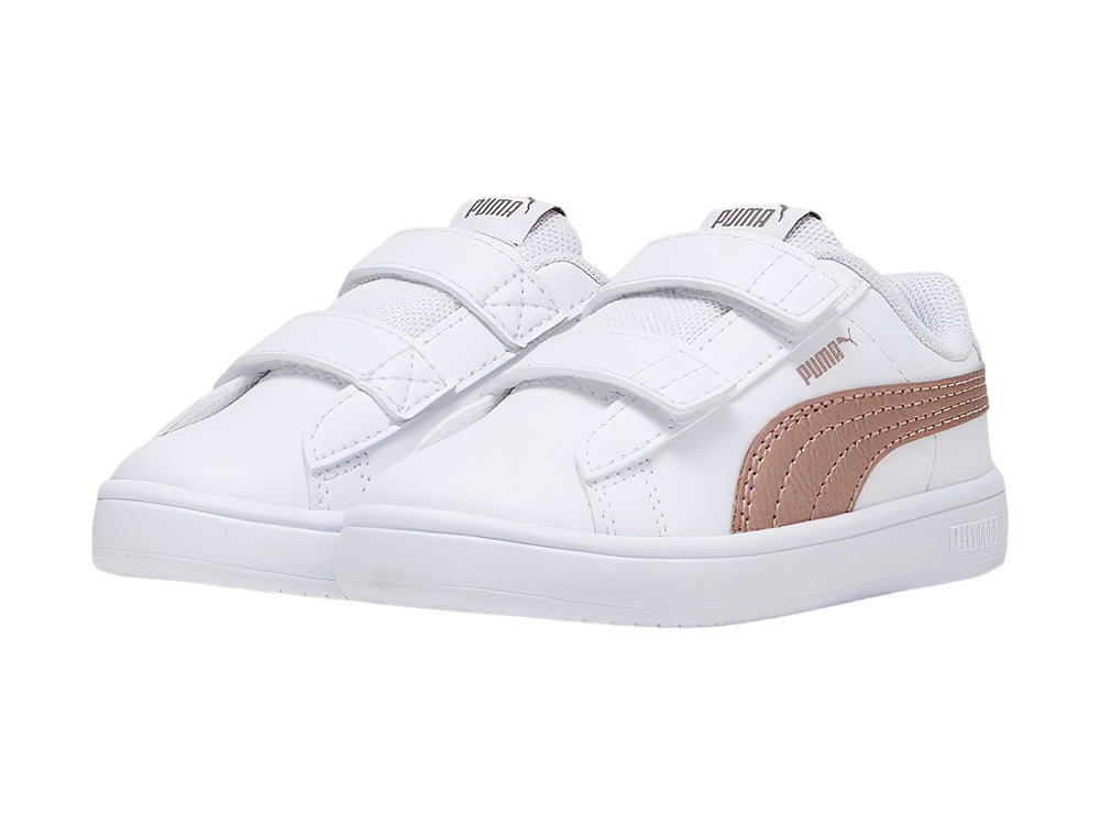 Tenis PUMA Rickie Classic V color blanco con franja lateral en oro rosa y cierre de velcro para niños.