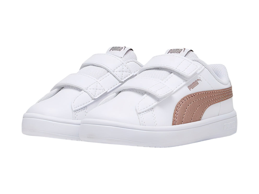 Tenis PUMA Rickie Classic V color blanco con franja lateral en oro rosa y cierre de velcro para niños.