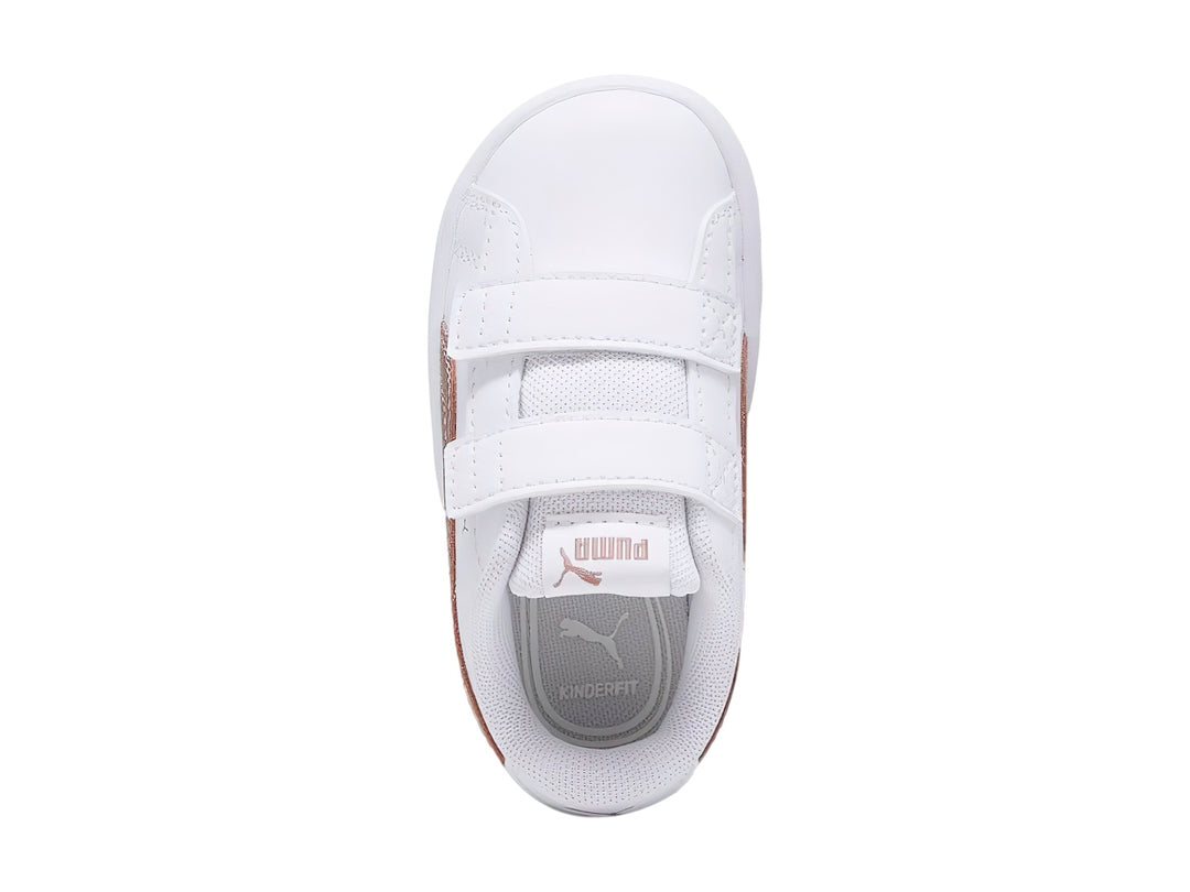 Tenis PUMA Rickie Classic V color blanco con franja lateral en oro rosa y cierre de velcro para niños.