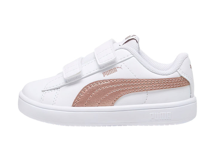 Tenis PUMA Rickie Classic V color blanco con franja lateral en oro rosa y cierre de velcro para niños.
