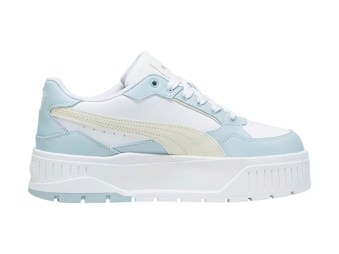 Tenis PUMA Karmen II Idol en color blanco con detalles en azul claro y crema, con suela de plataforma blanca.