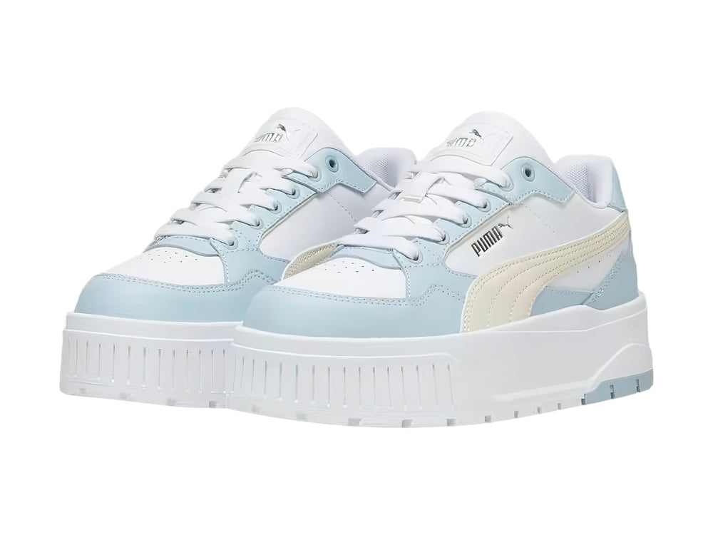 Tenis PUMA Karmen II Idol en color blanco con detalles en azul claro y crema, con suela de plataforma blanca.