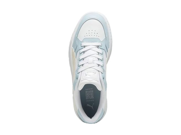 Tenis PUMA Karmen II Idol en color blanco con detalles en azul claro y crema, con suela de plataforma blanca.