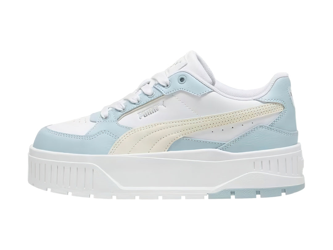 Tenis PUMA Karmen II Idol en color blanco con detalles en azul claro y crema, con suela de plataforma blanca.