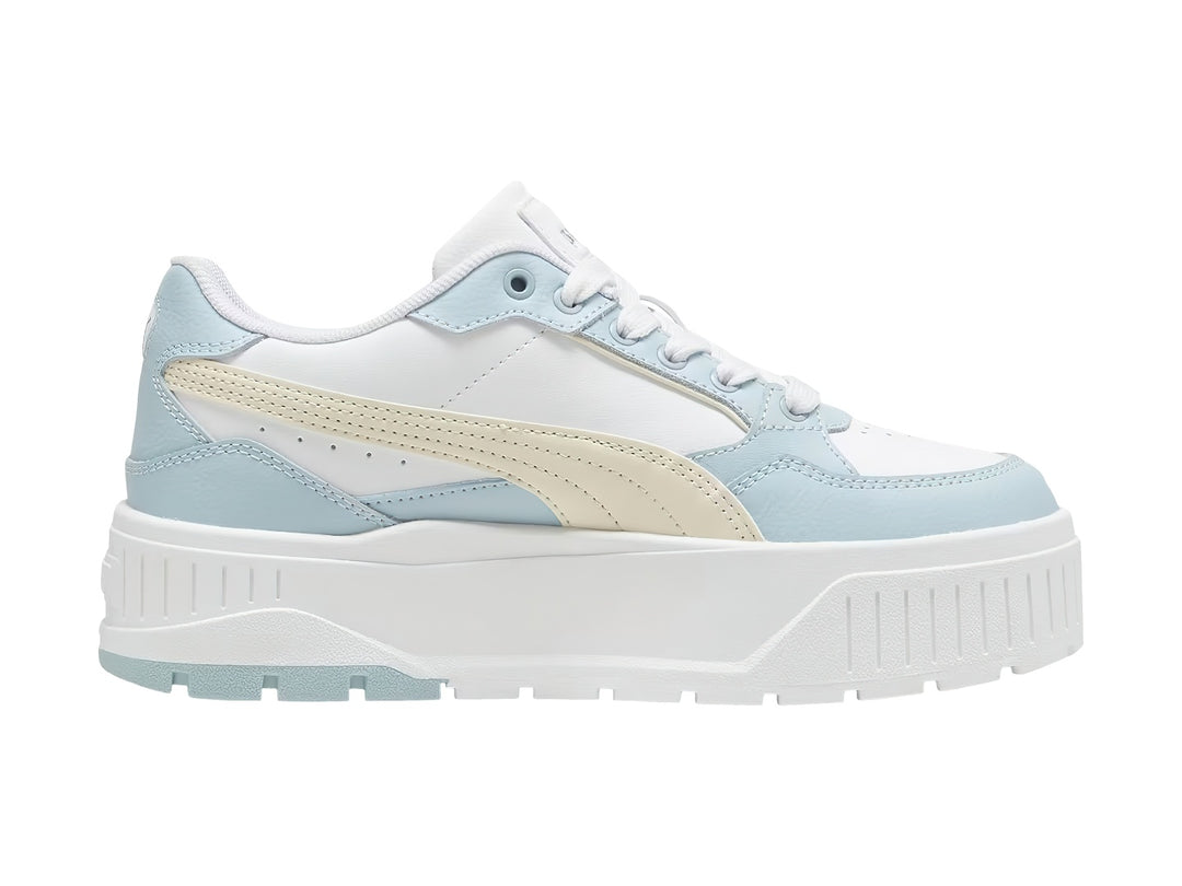 Tenis PUMA blancos y azul claro con suela de plataforma gruesa y cordones blancos.