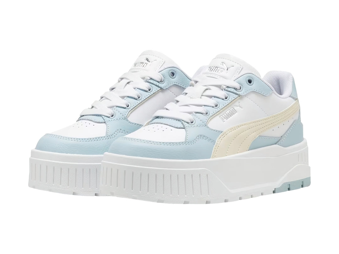 Tenis PUMA blancos y azul claro con suela de plataforma gruesa y cordones blancos.
