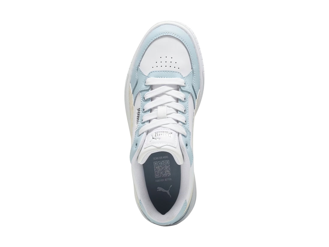 Tenis PUMA blancos y azul claro con suela de plataforma gruesa y cordones blancos.