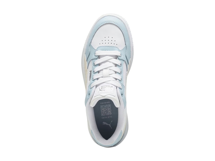 Tenis PUMA blancos y azul claro con suela de plataforma gruesa y cordones blancos.
