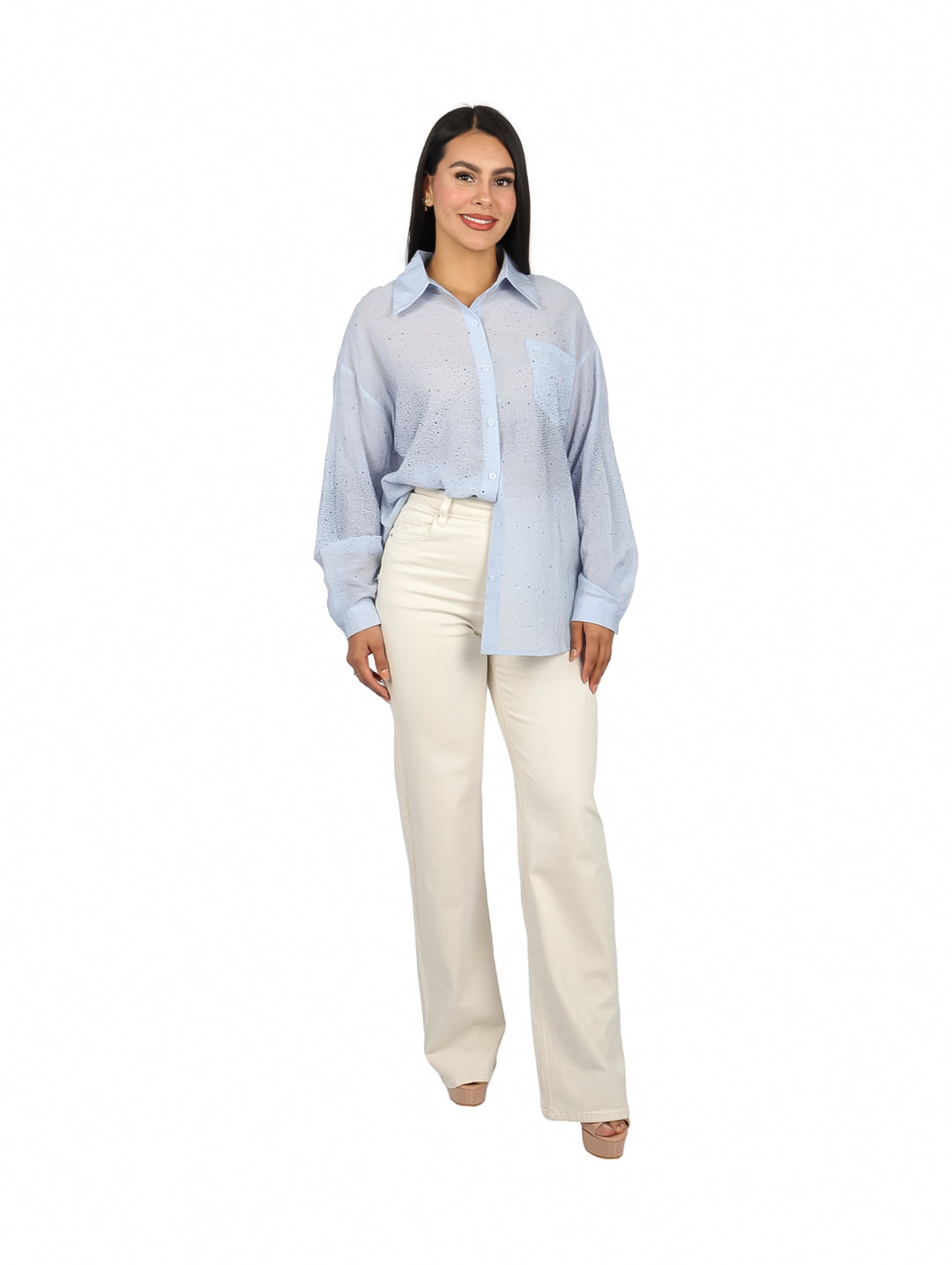 Mujer vistiendo una camisa de maternidad color azul claro con manga larga y detalles de pequeñas piedras brillantes.