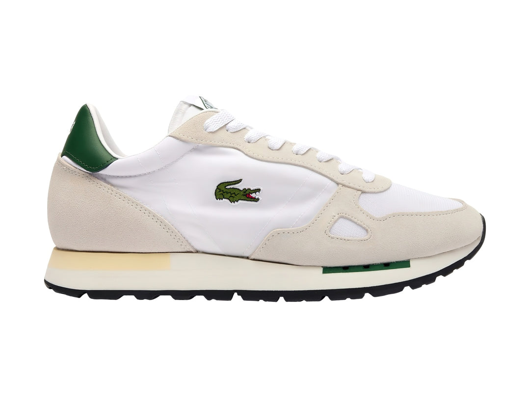 Tenis Lacoste blancos y beige con detalles en verde oscuro y suela blanca.