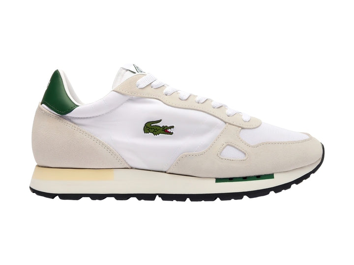 Tenis Lacoste blancos y beige con detalles en verde oscuro y suela blanca.