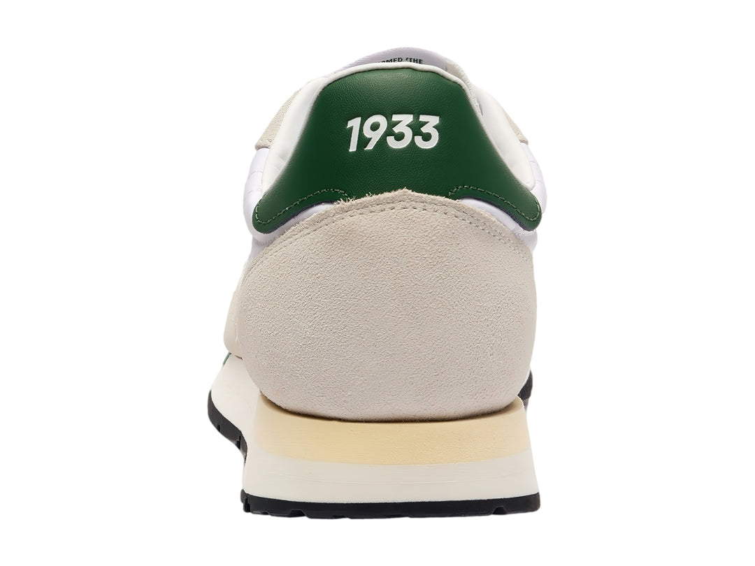 Tenis Lacoste blancos y beige con detalles en verde oscuro y suela blanca.