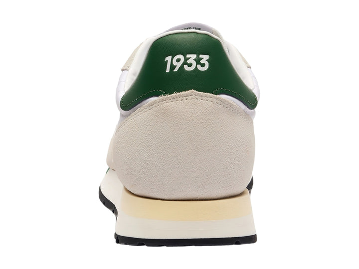 Tenis Lacoste blancos y beige con detalles en verde oscuro y suela blanca.