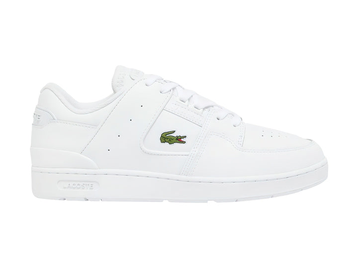 Tenis blancos de cuero Lacoste con logotipo de cocodrilo verde en el lateral.