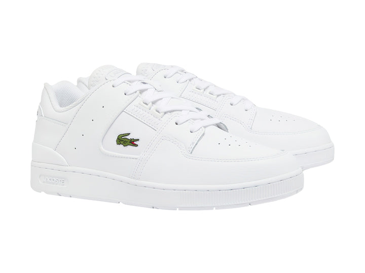 Tenis blancos de cuero Lacoste con logotipo de cocodrilo verde en el lateral.