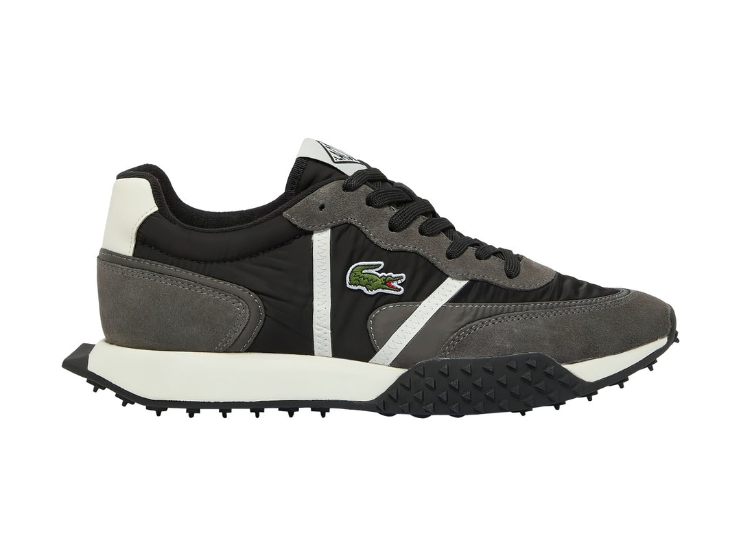 Tenis Lacoste L-Spin Deluxe en color negro y gris oscuro con suela blanca y detalles laterales blancos.