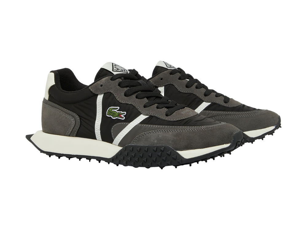 Tenis Lacoste L-Spin Deluxe en color negro y gris oscuro con suela blanca y detalles laterales blancos.