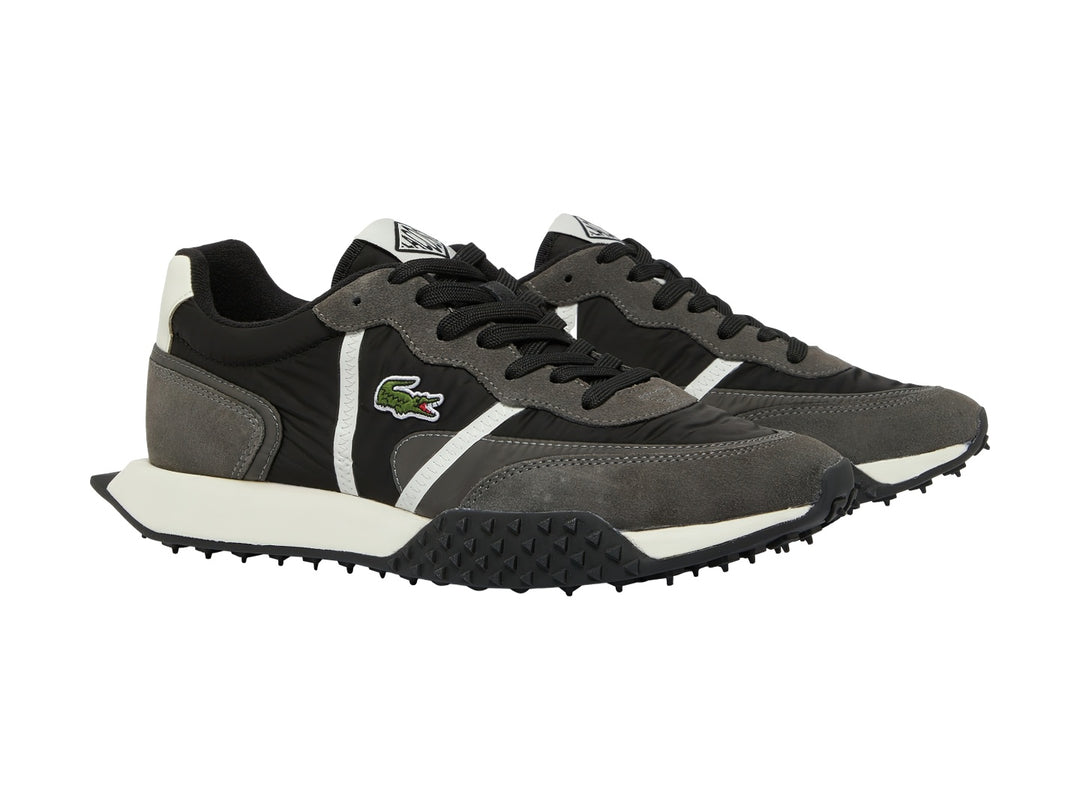 Tenis Lacoste L-Spin Deluxe en color negro y gris oscuro con suela blanca y detalles laterales blancos.
