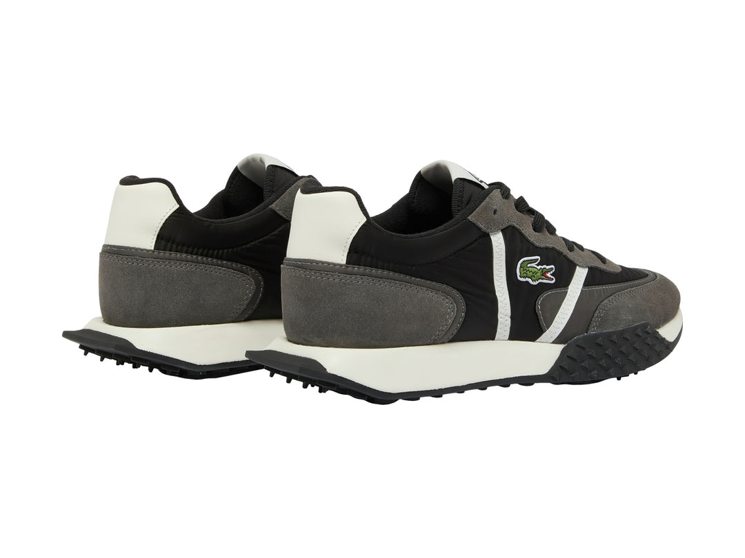 Tenis Lacoste L-Spin Deluxe en color negro y gris oscuro con suela blanca y detalles laterales blancos.