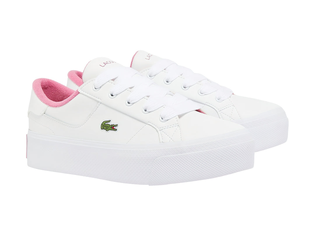 Tenis blancos de plataforma Lacoste con detalles en rosa en el cuello y talón.