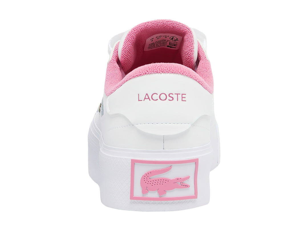 Tenis blancos de plataforma Lacoste con detalles en rosa en el cuello y talón.