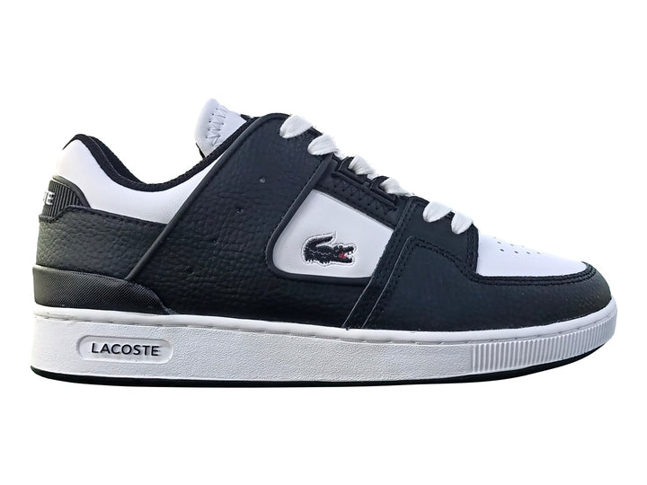 Tenis Lacoste Court Cage color negro y blanco con suela blanca y logo lateral.