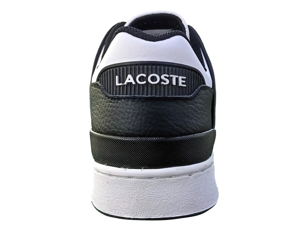 Tenis Lacoste Court Cage color negro y blanco con suela blanca y logo lateral.