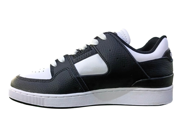 Tenis Lacoste Court Cage color negro y blanco con suela blanca y logo lateral.