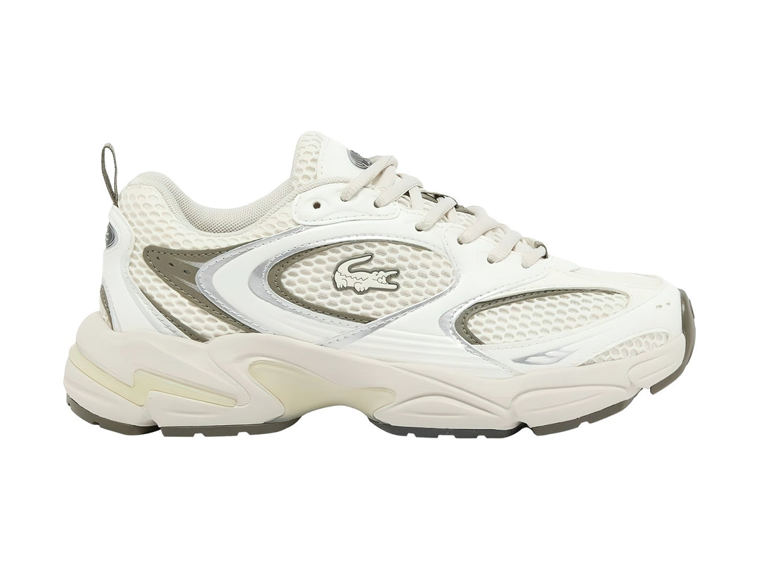 Tenis deportivos Lacoste color blanco roto con detalles en khaki y suela robusta.