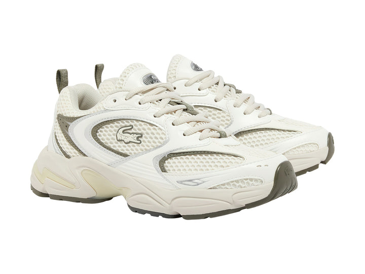 Tenis deportivos Lacoste color blanco roto con detalles en khaki y suela robusta.