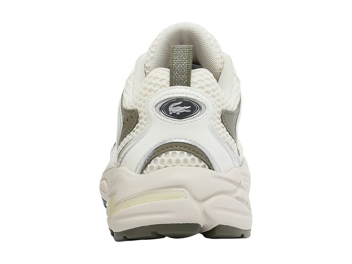 Tenis deportivos Lacoste color blanco roto con detalles en khaki y suela robusta.