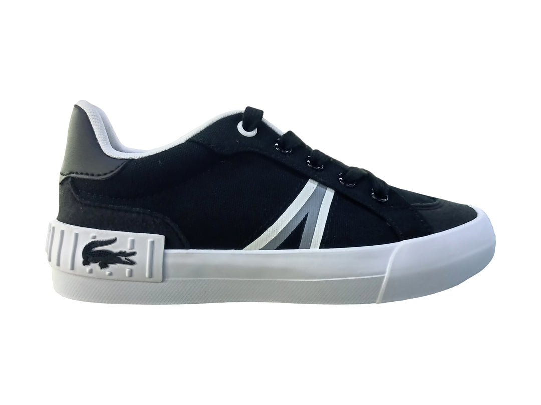 Tenis Lacoste color negro con suela y detalle lateral en color blanco.