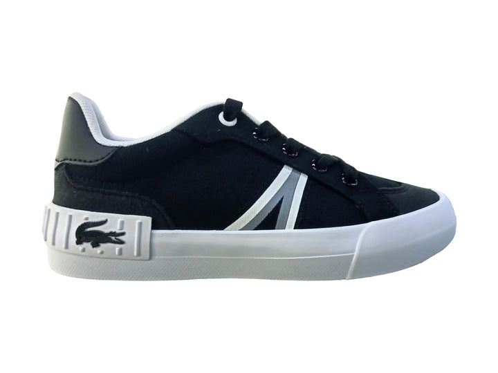 Tenis Lacoste color negro con suela y detalle lateral en color blanco.