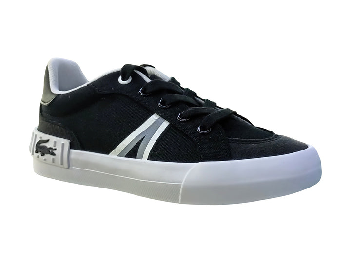 Tenis Lacoste color negro con suela y detalle lateral en color blanco.