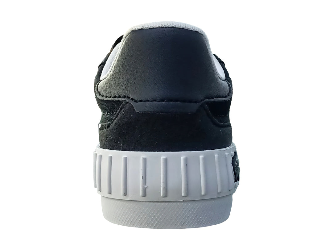 Tenis Lacoste color negro con suela y detalle lateral en color blanco.