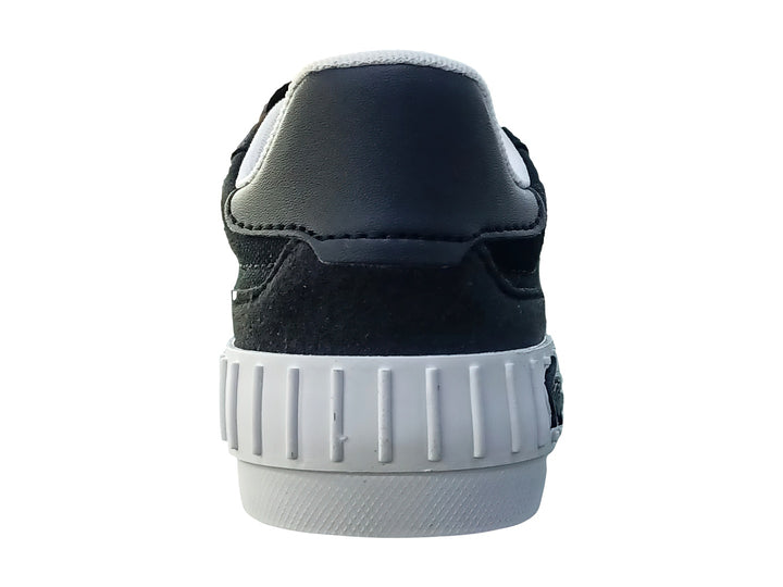 Tenis Lacoste color negro con suela y detalle lateral en color blanco.