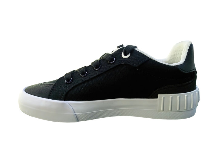 Tenis Lacoste color negro con suela y detalle lateral en color blanco.