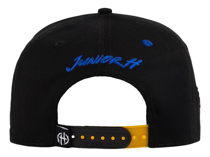 Gorra snapback negra JC Hats Junior con parche de personaje y detalles en azul.