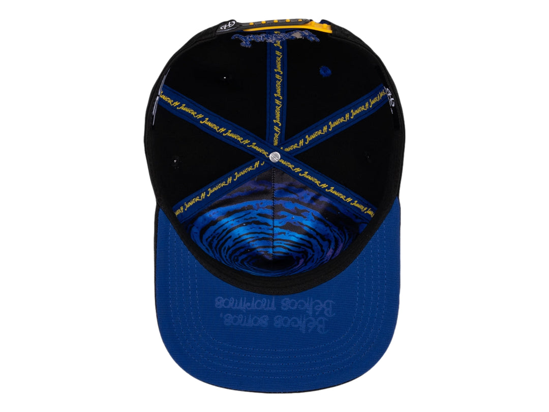 Gorra snapback negra JC Hats Junior con parche de personaje y detalles en azul.