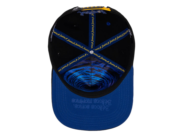 Gorra snapback negra JC Hats Junior con parche de personaje y detalles en azul.