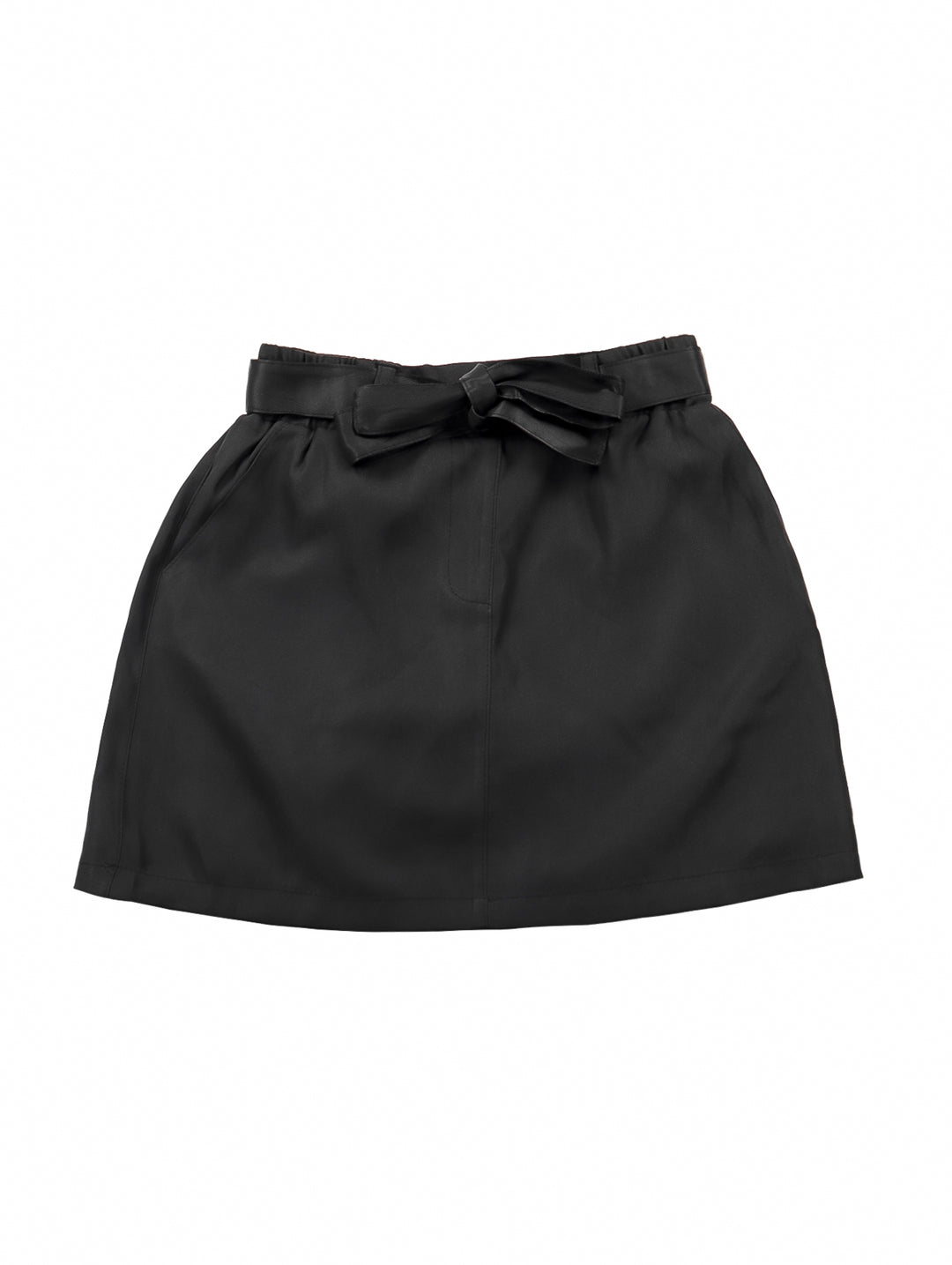 Falda corta de color negro con un lazo decorativo en la cintura.