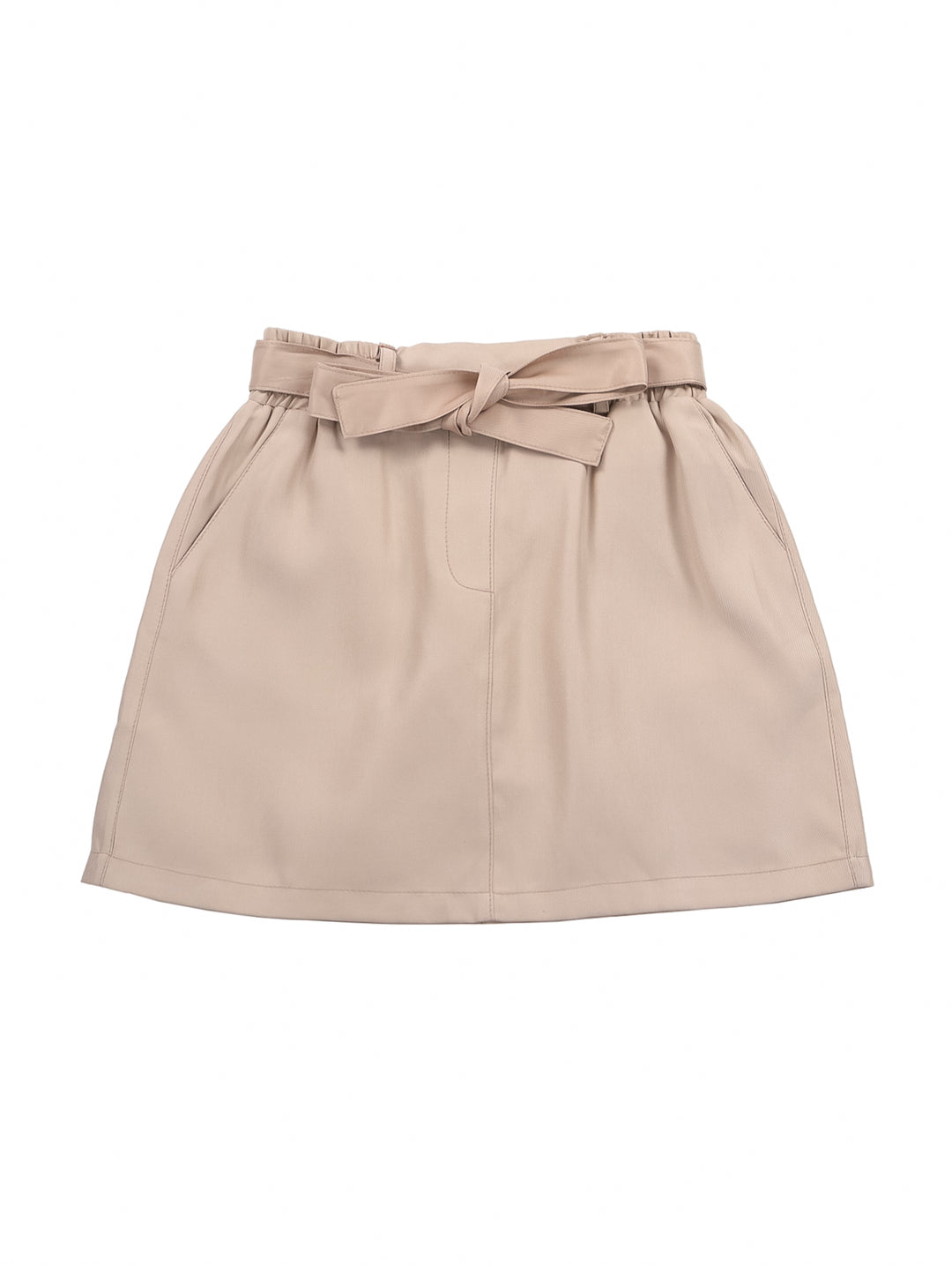 Falda color camel de gabardina para niña con cintura elástica y lazo frontal.
