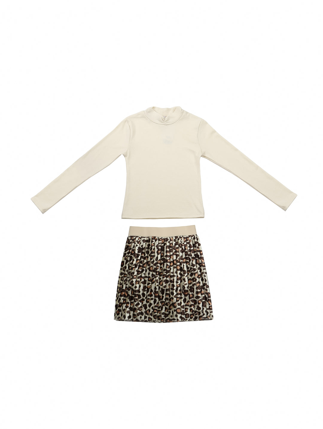 Conjunto de ropa juvenil con playera beige de manga larga y falda plisada con estampado animal en tonos café y negro.