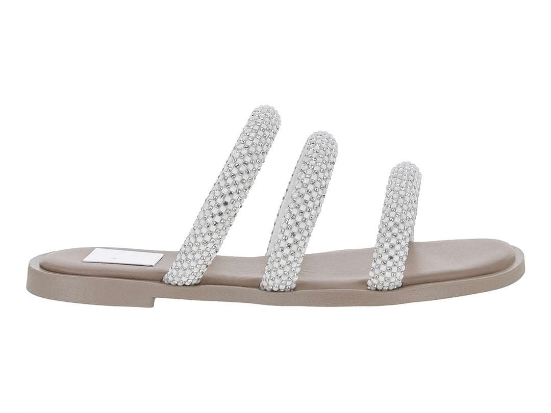 Sandalia color beige con tres tiras adornadas con cuentas blancas brillantes.