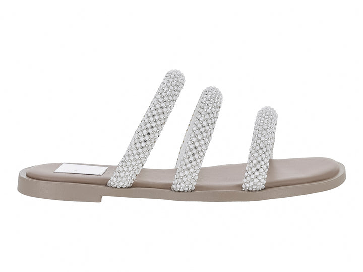 Sandalia color beige con tres tiras adornadas con cuentas blancas brillantes.