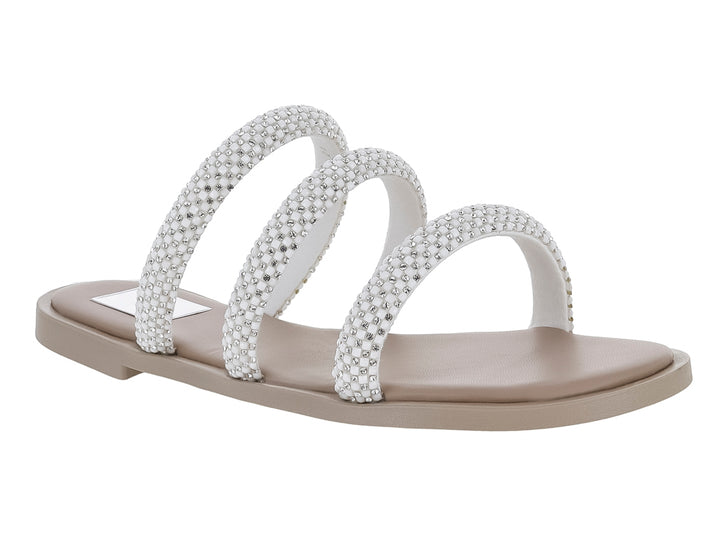 Sandalia color beige con tres tiras adornadas con cuentas blancas brillantes.