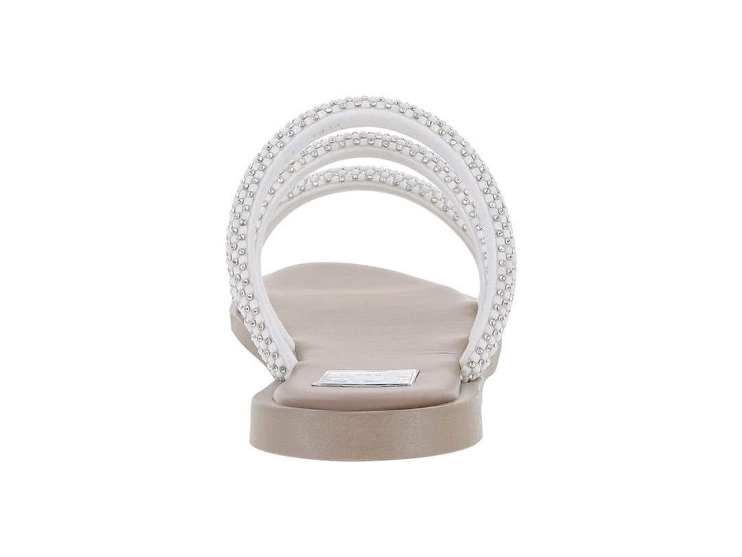 Sandalia color beige con tres tiras adornadas con cuentas blancas brillantes.