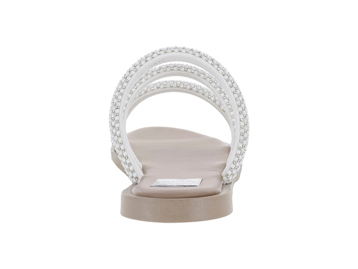 Sandalia color beige con tres tiras adornadas con cuentas blancas brillantes.