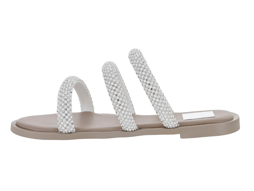 Sandalia color beige con tres tiras adornadas con cuentas blancas brillantes.